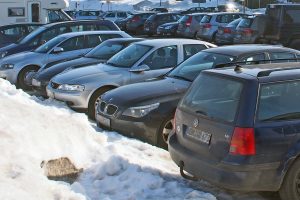 Parken auf verschneiten oder vereisten Parkplätzen kann seine Tücken haben. (Quelle: HDI)