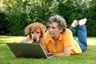 Frau mit Hund und Laptop (Fotalia)