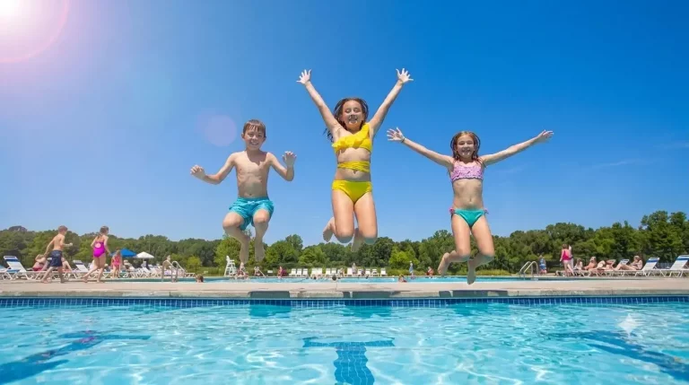 Sicher ins Wasser: Was Eltern und Schwimmer wissen sollten